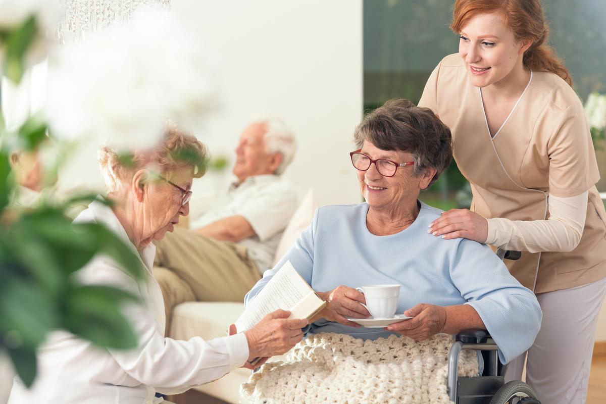 Zuwendung durch Altenpflegehelferin